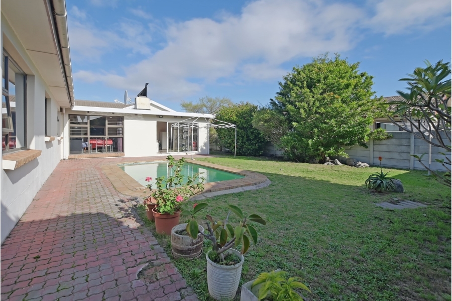 4 Bedroom Property for Sale in Welgelegen 3 Western Cape